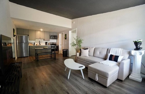 Columbus Apartment | King Suite - 10 mins to Ft Moore