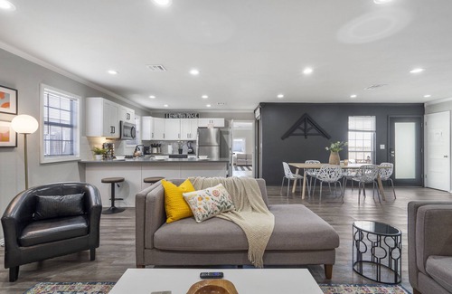 Tulsa House | King Suite-4 Bedroom-Brookside-Riverside