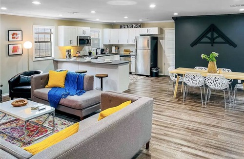 Tulsa House | King Suite-4 Bedroom-Brookside-Riverside