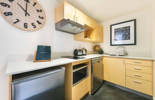 Darwin City Centre Apartment | King Suite Dreams Poolside Living on the Esplanade