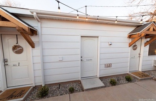 Hurricane Apartment | King “Suite Escape” just 25 minutes from Zion