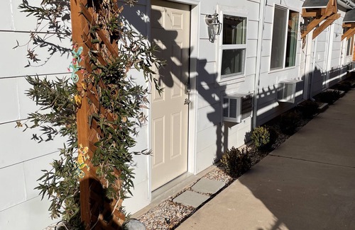 Hurricane Apartment | King “Suite Escape” just 25 minutes from Zion