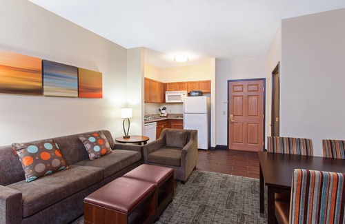Lake Forest Condo | King Suite. Free Breakfast. Outdoor Pool & Hot Tub.