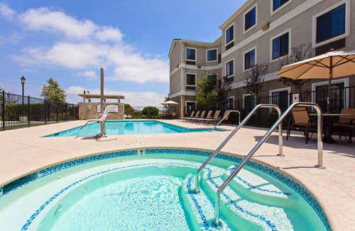 Lake Forest Condo | King Suite. Free Breakfast. Outdoor Pool & Hot Tub.