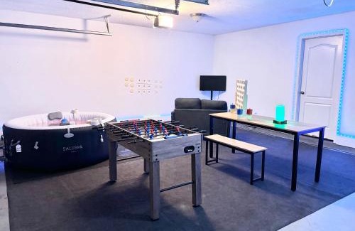 Ellenwood House | King Suite - Game Room - Gym - Private Bath - Hot Tub