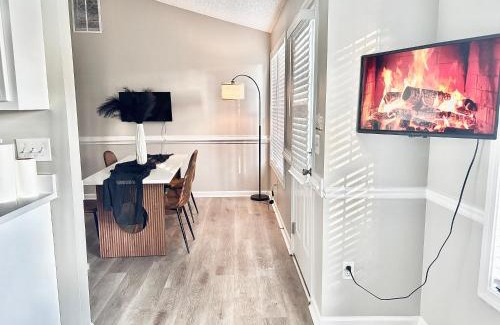Ellenwood House | King Suite - Game Room - Gym - Private Bath - Hot Tub