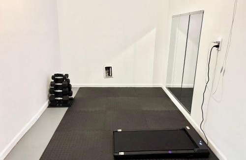Ellenwood House | King Suite - Game Room - Gym - Private Bath - Hot Tub