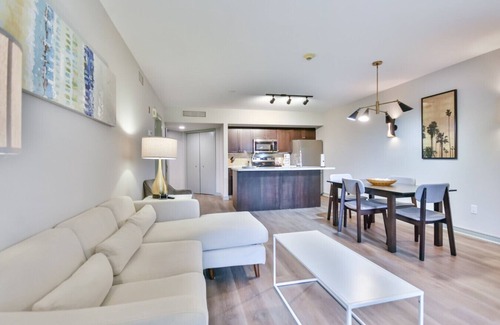 Oro-Medonte Condo | King Suite – heated Pool, Sauna & Kitchen