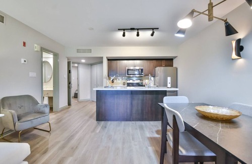 Oro-Medonte Condo | King Suite – heated Pool, Sauna & Kitchen
