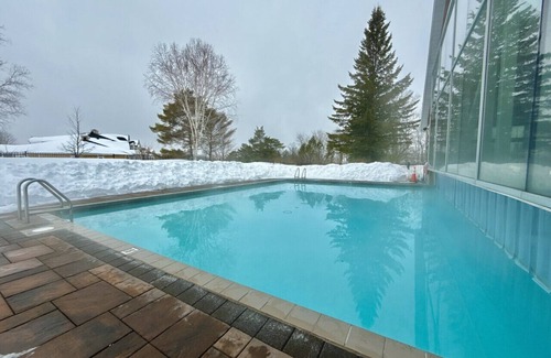 Oro-Medonte Condo | King Suite – heated Pool, Sauna & Kitchen