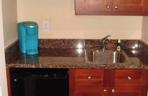 St. Augustine Condo | King Suite- kitchenette- pool & hot tub- near historic district & beaches