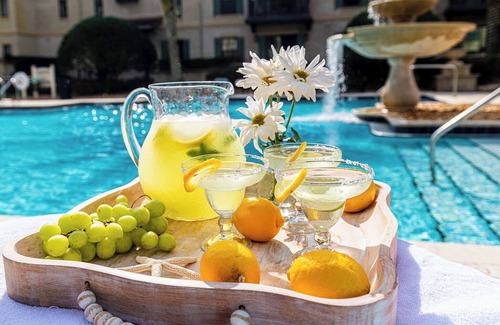 St. Augustine Condo | King Suite- kitchenette- pool & hot tub- near historic district & beaches