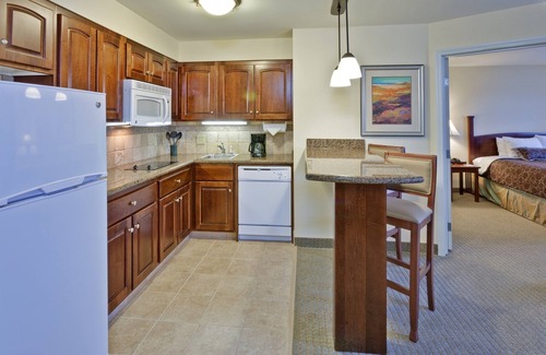 Indianapolis Condo | King Suite | Pool Access + Business Center