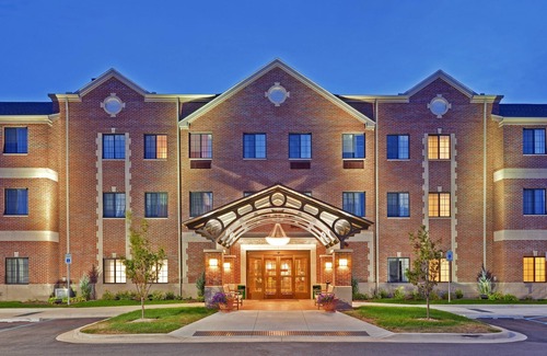 Indianapolis Condo | King Suite | Pool Access + Business Center