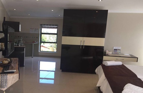 Greater Johannesburg Metropolitan Area House | King Suite [Pool View]