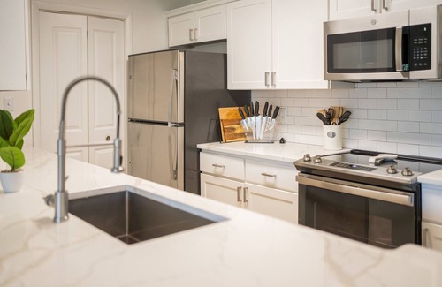 Sharon Woods Apartment | King Suite ♛ South Charlotte | Free Parking & Pool