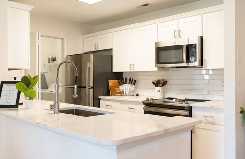 Sharon Woods Apartment | King Suite ♛ South Charlotte | Free Parking & Pool