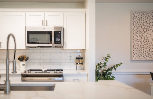 Sharon Woods Apartment | King Suite ♛ South Charlotte | Free Parking & Pool
