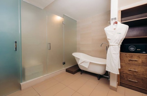 Harbor Hotel | King Suite, The Cove Hotel | Cruise Port Access, Heated Pool, Bar & Gym