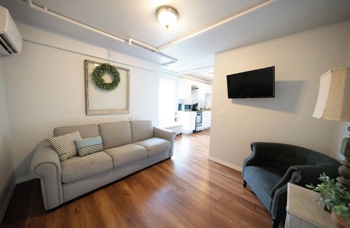 Downtown Historic District House | King Suite w. balcony & view of the Lightner Museum. On-site dedicated parking.