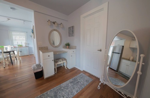Downtown Historic District House | King Suite w. balcony & view of the Lightner Museum. On-site dedicated parking.