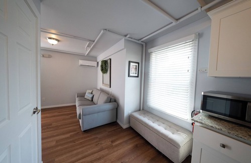 Downtown Historic District House | King Suite w. balcony & view of the Lightner Museum. On-site dedicated parking.