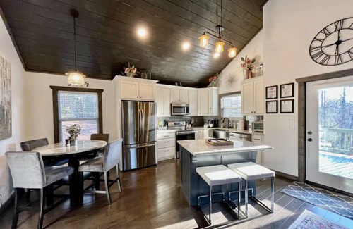Murphy Cabin | King Suite w FiberOptic WiFi - Modern Cozy Cabin