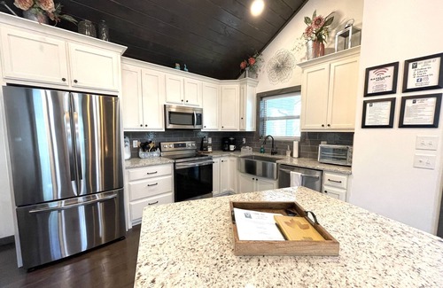 Murphy Cabin | King Suite w FiberOptic WiFi - Modern Cozy Cabin