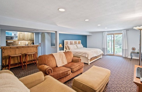 Club Crest Condo | King suite w/hot tub, fire pit, & luxe bathroom