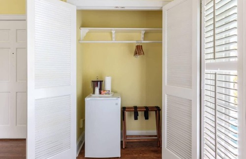 Historic Seaport Apartment | King Suite with Balcony - The James House