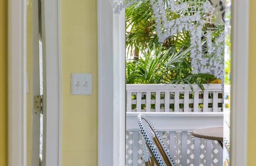 Historic Seaport Apartment | King Suite with Balcony - The James House