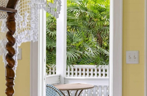 Historic Seaport Apartment | King Suite with Balcony - The James House