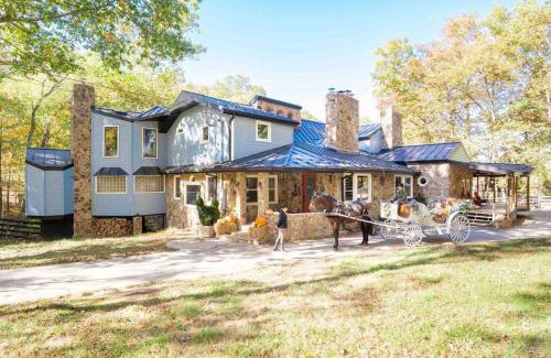 Kabletown Villa | King Suites, Lakefront, Hot Tub, Watercraft