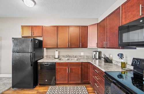 West Des Moines Apartment | King Tempurpedic | Garage | No Stairs