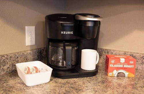 West Des Moines Apartment | King Tempurpedic | Garage | No Stairs