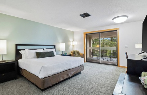 North Bonneville Resort | King with Mountain View