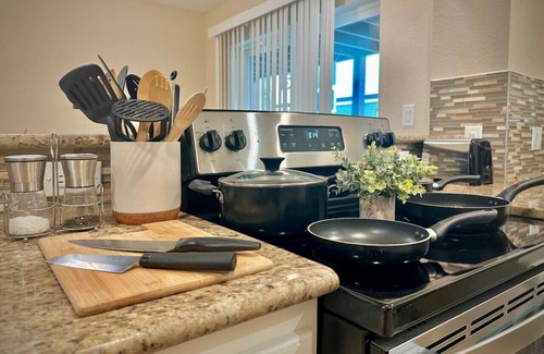 North Houston Apartment | KINGbed, resort style pool, gym, near the heights