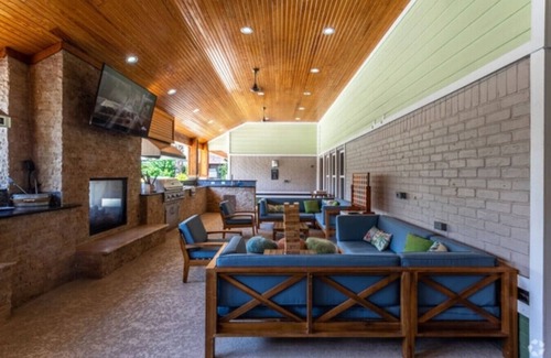 North Houston Apartment | KINGbed, resort style pool, gym, near the heights