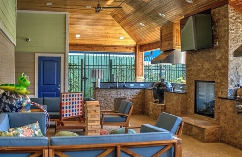 North Houston Apartment | KINGbed, resort style pool, gym, near the heights