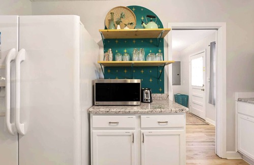 Lee's Summit House | KingBeds|PuttPuttGolf|Walking distance to DT