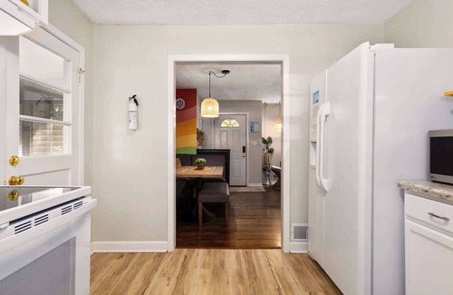 Lee's Summit House | KingBeds|PuttPuttGolf|Walking distance to DT