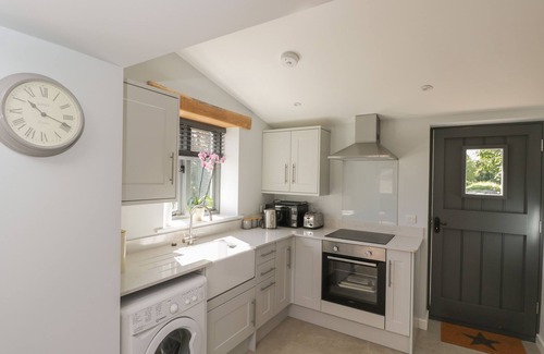 South Leigh Cottage | KINGFISHER, 2 THE OLD STABLES, pet friendly, with a garden in Witney
