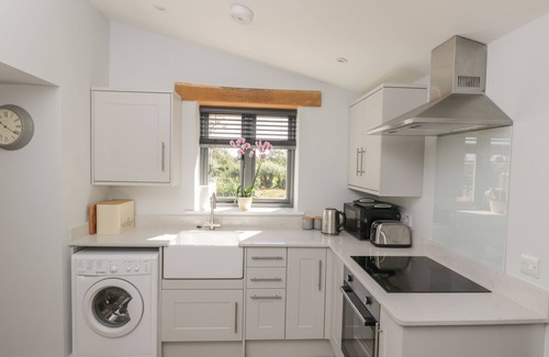 South Leigh Cottage | KINGFISHER, 2 THE OLD STABLES, pet friendly, with a garden in Witney