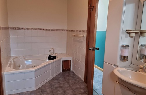 Melville House | 'Kingfisher Lodge' offering a Spacious 4 Bedroom Home with Spa bath