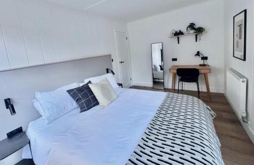 Market Drayton House | Kingfisher - Luxurious Off-Grid Eco Cabin with Riverviews