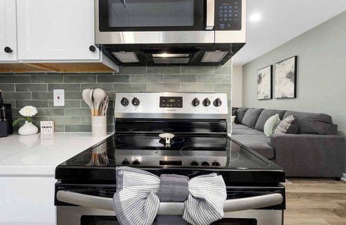Lee's Summit House | Kings Beds w/TV in Every Room Near DT LeesSummit!