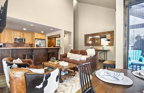 North Park City Condo | Kings Retreat! Walk to Ski Lifts-Year Round Pool and Hot Tub! Golf Course View!