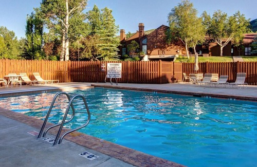 North Park City Condo | Kings Retreat! Walk to Ski Lifts-Year Round Pool and Hot Tub! Golf Course View!