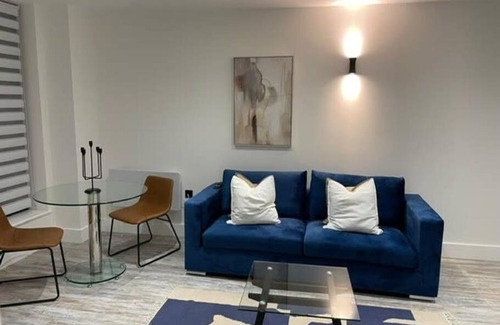 Swindon Apartment | Kingsbridge Point 5 2BR with Free Parking