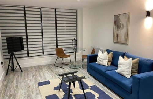 Swindon Apartment | Kingsbridge Point 5 2BR with Free Parking